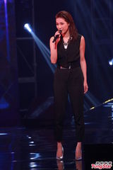 组图：劲歌金曲twins荧光造型 容祖儿扮女强人