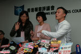 组图：徐濠萦素颜现身香港报业评议会 陈奕迅递交投诉书