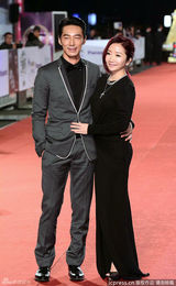 组图：陶晶莹黑裙典雅 挽老公李李仁秀恩爱