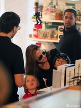 组图：朱莉带孩子们买玩具 龙凤胎儿子金发大眼