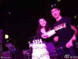 组图：王力宏新加坡跨年秀 爱妻上台切蛋糕