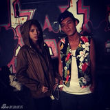 组图：陈冠希女友疑为新品宣传 裹胸出镜大露乳沟