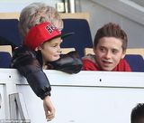 组图：辣妹全家出动观法甲 小七眼神忧郁似小贝