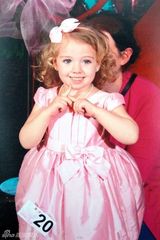 组图：3岁女童获近百选美冠军萌翻网友