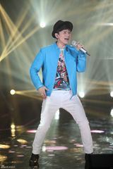 组图：周笔畅玩谢耳朵乐器 邓紫棋黑丝秀腿