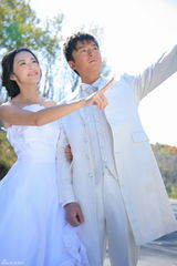 高清图：姚晨朱雨辰《摇摆》拍婚照 为都市爱情加温