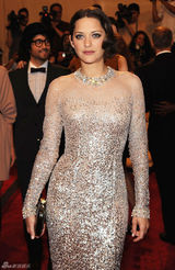 高清组图：纽约大都会庆典 玛丽昂-歌迪亚礼服华美