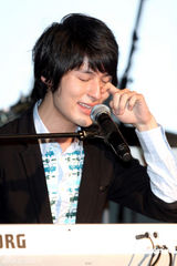 幻灯图：“完全创作新人”严爵发片 多次感动落泪