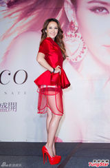 组图：李玟薄纱露腿秀性感 老公现身当众亲吻