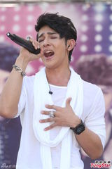 组图：汪东城蔡旻佑台北为电视原声带签唱