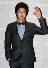 高清图：东方神起郑允浩等亮相派对 着正装型男范儿