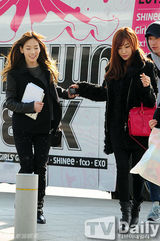 组图：少女时代赴华宣传黑白搭现身机场