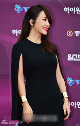 组图：严正花黑裙霸气 烈焰红唇显女王气场