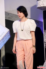 组图：刘若英婚后首发新专辑 MV变冷艳美女玩酷