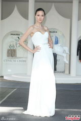 组图：模特露背低胸秀美腿 顶伤上阵拼性感