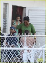 组图：蕾哈娜携名嘴奥普拉游故乡