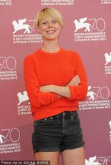 组图：《青松岭》发布会 导演安娜搂主创亮相