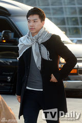 组图：李宝英李升基等赴港 韩彩英御姐范儿