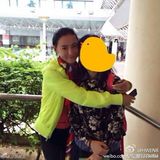 组图：张柏芝新加坡热衷慈善 滑滑板自在生活