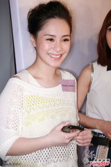 组图：阿娇(钟欣桐)长裙优雅 蔡卓妍清凉秀美腿