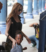 高清组图：朱莉携孩子军团现身 剧院看音乐剧