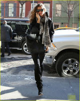 组图：邦辰穿黑丝出街狂打电话 表情严肃疑不爽