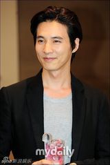 组图：元斌帅气亮相活动 俊秀清逸展美男气质