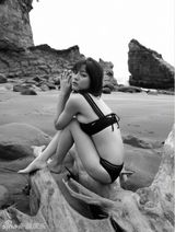 组图：日本模特杉本有美黑白沙滩写真