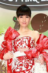 高清：周慧敏剪纸造型秀古典美 称婚后变更温柔