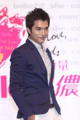 组图：邱泽怕未来子女赛车 许茹芸沉迷于美食书