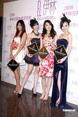 幻灯：林嘉绮性感出席伊林派对 林又立比基尼抢镜