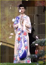 组图：水果姐登台变艺妓雪乳抢镜 东方色彩绚丽