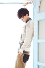 组图：胡夏冬日休闲写真 衬衫领结卖萌