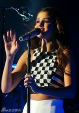 组图：赛琳娜投入开唱 搔首扭胯活力四射