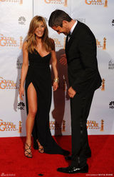 高清组图：金球后台 安妮斯顿依偎巴特勒好似热恋