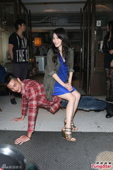 组图：徐若瑄蓝色短裙坐猛男背庆生