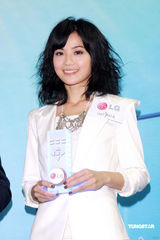 幻灯图：阿Sa(蔡卓妍)否认转投华谊 张家辉将赴青海赈灾