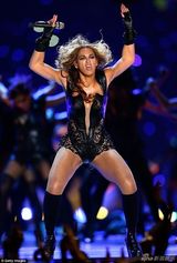 策划：女歌手秀M字腿露底狂舞 豪放火拼