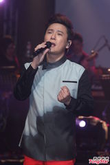 组图：张信哲睽违七年台北开唱 邀萧煌奇尬美声