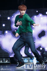 组图：EXO圣诞装热舞《MCD》 孝琳大尺度惹火