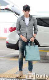 组图：韩星朴施厚墨镜遮面现身机场赴京