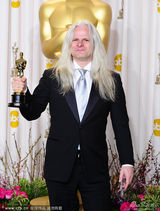 组图：奥斯卡后台-克劳迪奥－米兰达白发飘飘