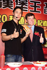 幻灯图：吴建豪担任一日店长 卖汉堡为粉丝服务 