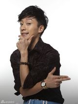 组图：《与时尚同居》曝主演搞怪写真 轻松有趣