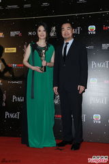 组图：张国立徐帆金像奖后台捧奖杯合影