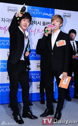 组图：韩团INFINITE参加代言品牌一日售货员活动