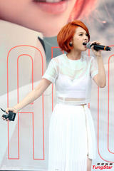 组图：杨丞琳签唱水淹歌迷 兄弟郑元畅送被同眠