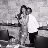 组图：蕾哈娜自曝庆生照 性感系扣胸衣可爱俏萌