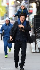 组图：可儿潮装走路带风 布鲁姆携子骑肩逗趣