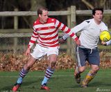 组图：威廉王子与弟弟哈里踢球 成对手大方拥抱